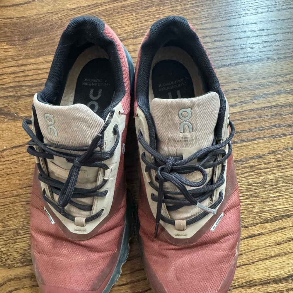 On Running Sneakers in Red and Tan